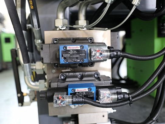 SK 300T Servo Motor Injection Molding Machine